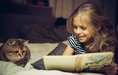 Kinder lesen Katzen vor